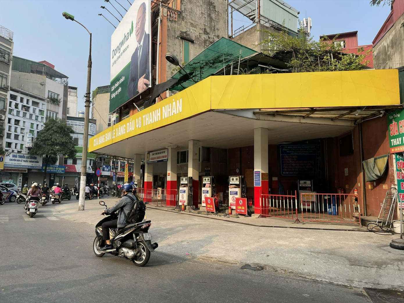 Cửa hàng bán lẻ xăng dầu ở 48 Thanh Nhàn lúc bán, lúc dừng kéo dài từ ngày 7/11 đến nay