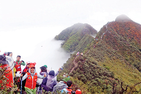 Đoàn nhà báo leo Sống lưng Rồng trời