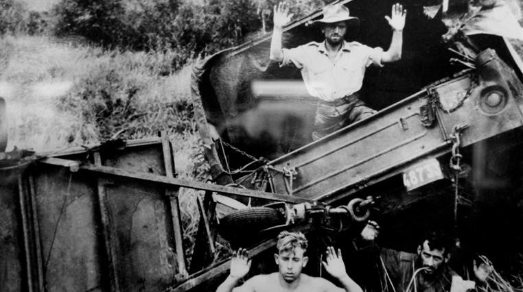 Lính Pháp ra hàng trong trận Đường số 4