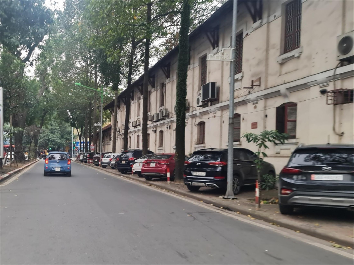 Bãi xe trái phép trên đường Hùng Vương vẫn ngang nhiên hoạt động. Bãi xe trái phép trên đường Hùng Vương vẫn ngang nhiên hoạt động.