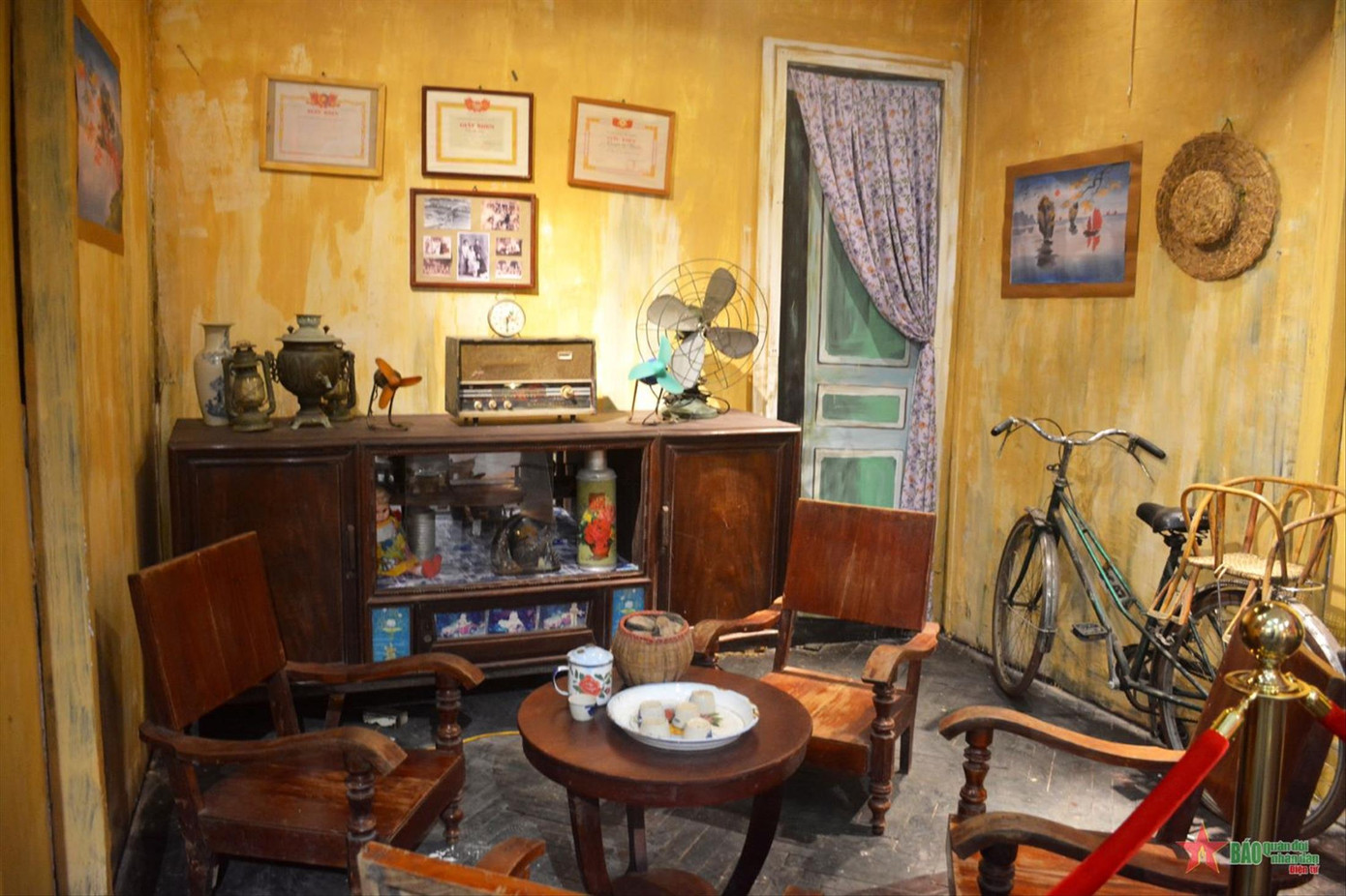 Một căn phòng thời bao cấp được tái hiện trong trưng bày tại Hoàng Thành