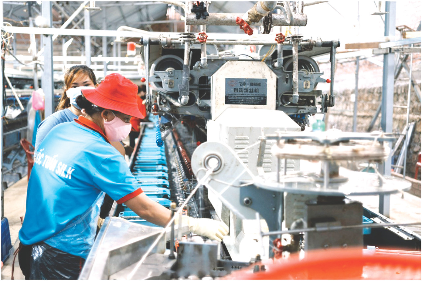 Công nhân sản xuất tại nhà máy Nam Ban Silk Công nhân sản xuất tại nhà máy Nam Ban Silk