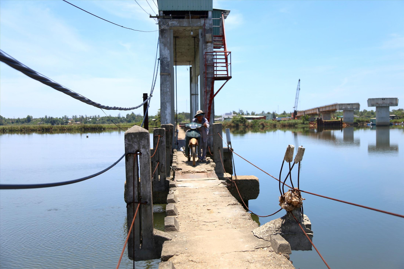 Cầu Máng xuống cấp nghiêm trọng nhưng nhiều người vẫn liều mình đi qua Ảnh: Hoài Văn. Cầu Máng xuống cấp nghiêm trọng nhưng nhiều người vẫn liều mình đi qua Ảnh: Hoài Văn.