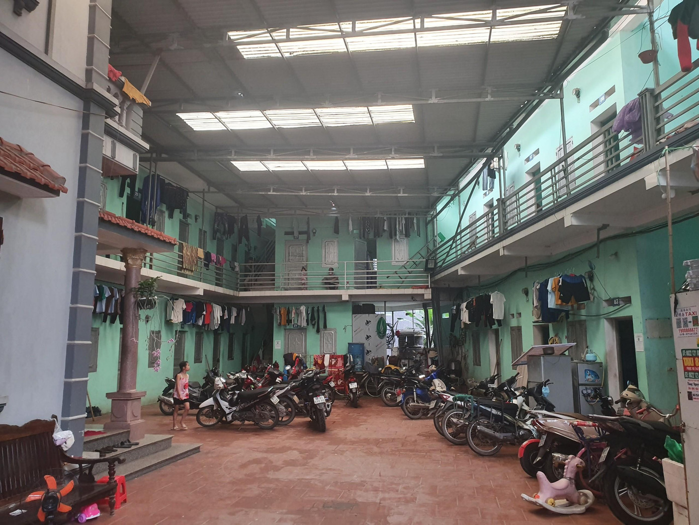 Công nhân sau giờ tan ca Công nhân sau giờ tan ca