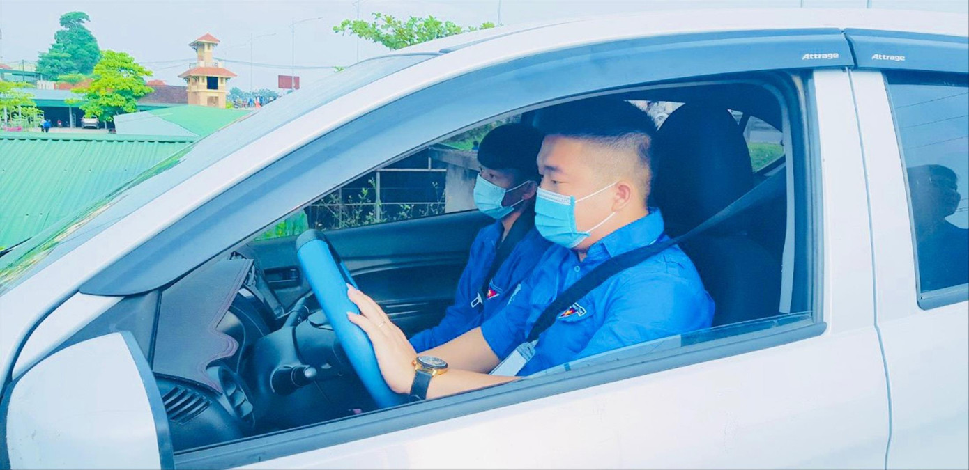 Anh Nguyễn Đình Thế - Bí thư Đoàn xã Thanh Thủy chở thí sinh về nhà lấy giấy tờ thi Anh Nguyễn Đình Thế - Bí thư Đoàn xã Thanh Thủy chở thí sinh về nhà lấy giấy tờ thi