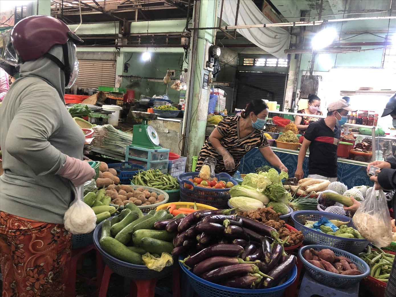 Nhiều chợ đầu mối và chợ truyền thống đóng cửa khiến người dân chật vật mua thực phẩm (ảnh: Chợ Nguyễn Tri Phương (Q.10) hoạt động trở lại chấp hành nghiêm quy tắc 5K) Ảnh: U.P