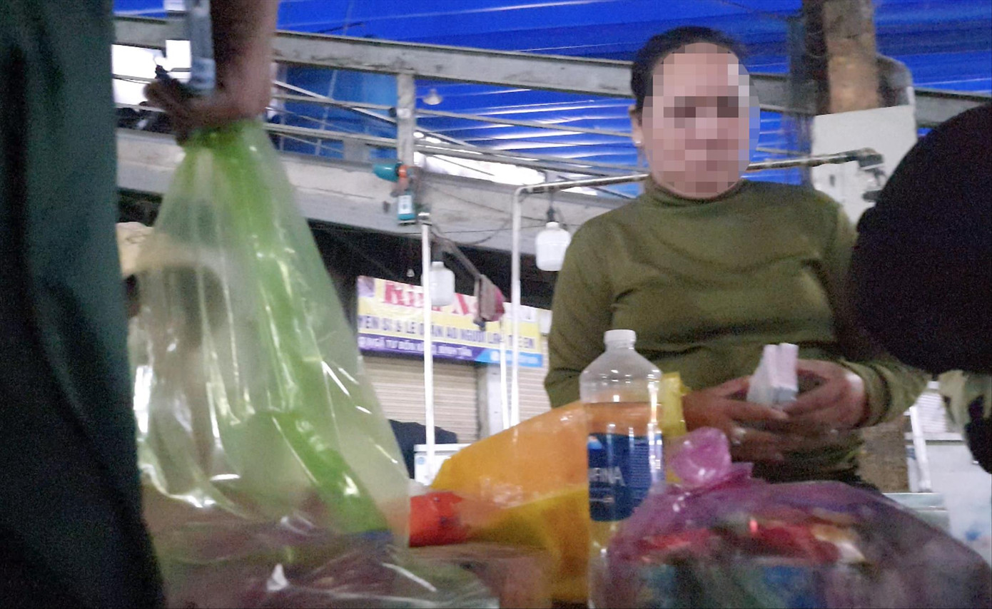 Bà X lấy cọc vé số đưa cho nhóm bà S Ảnh: Thuận Nhàn Bà X lấy cọc vé số đưa cho nhóm bà S Ảnh: Thuận Nhàn