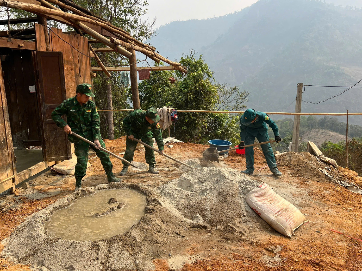 Các chiến sĩ bộ đội Biên phòng giúp dân sửa chữa nhà ở Ảnh: Viết Hà