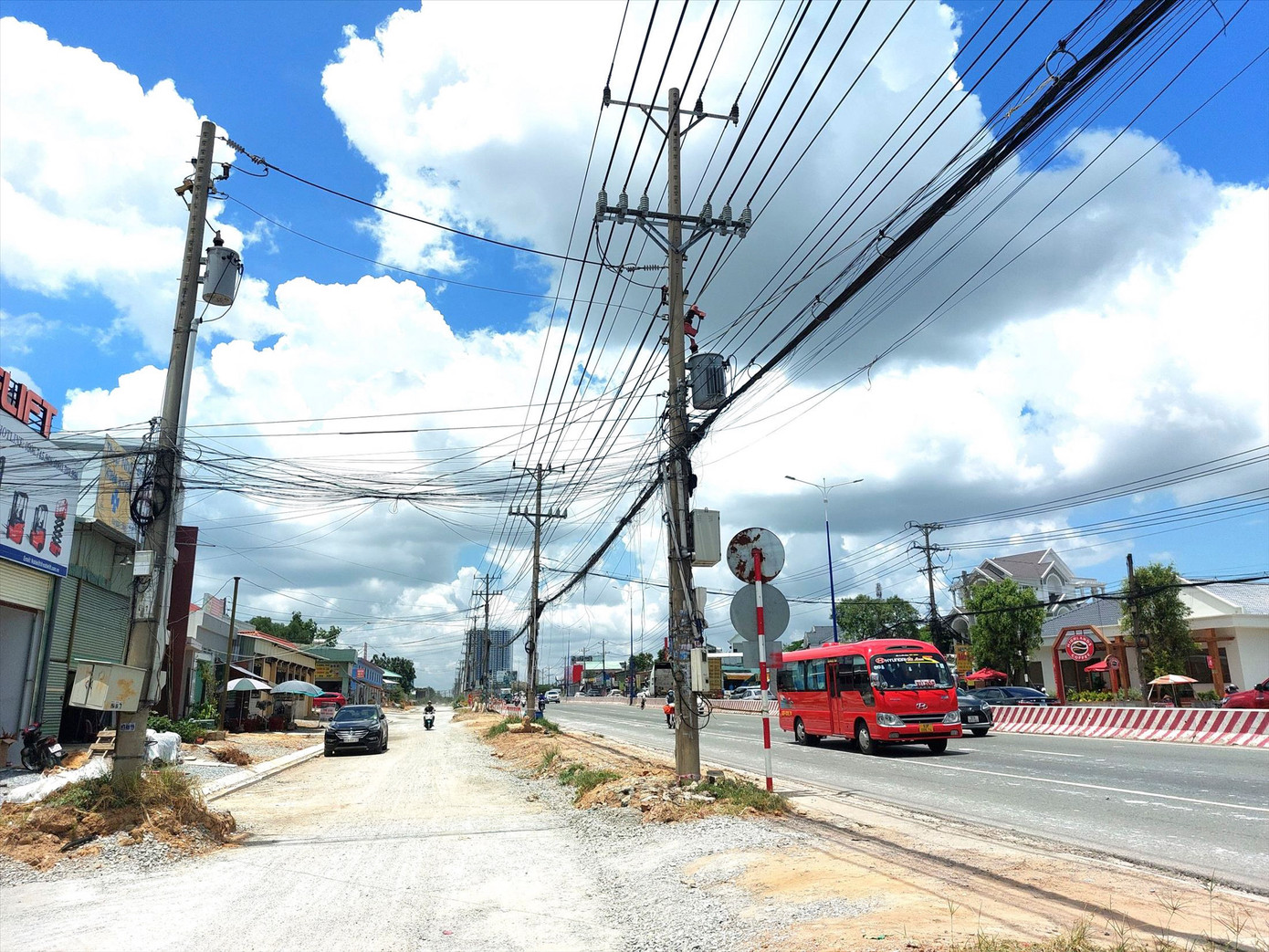 Dự án nâng cấp, mở rộng quốc lộ 13 chậm do chưa di dời lưới điện Ảnh: HƯƠNG CHI