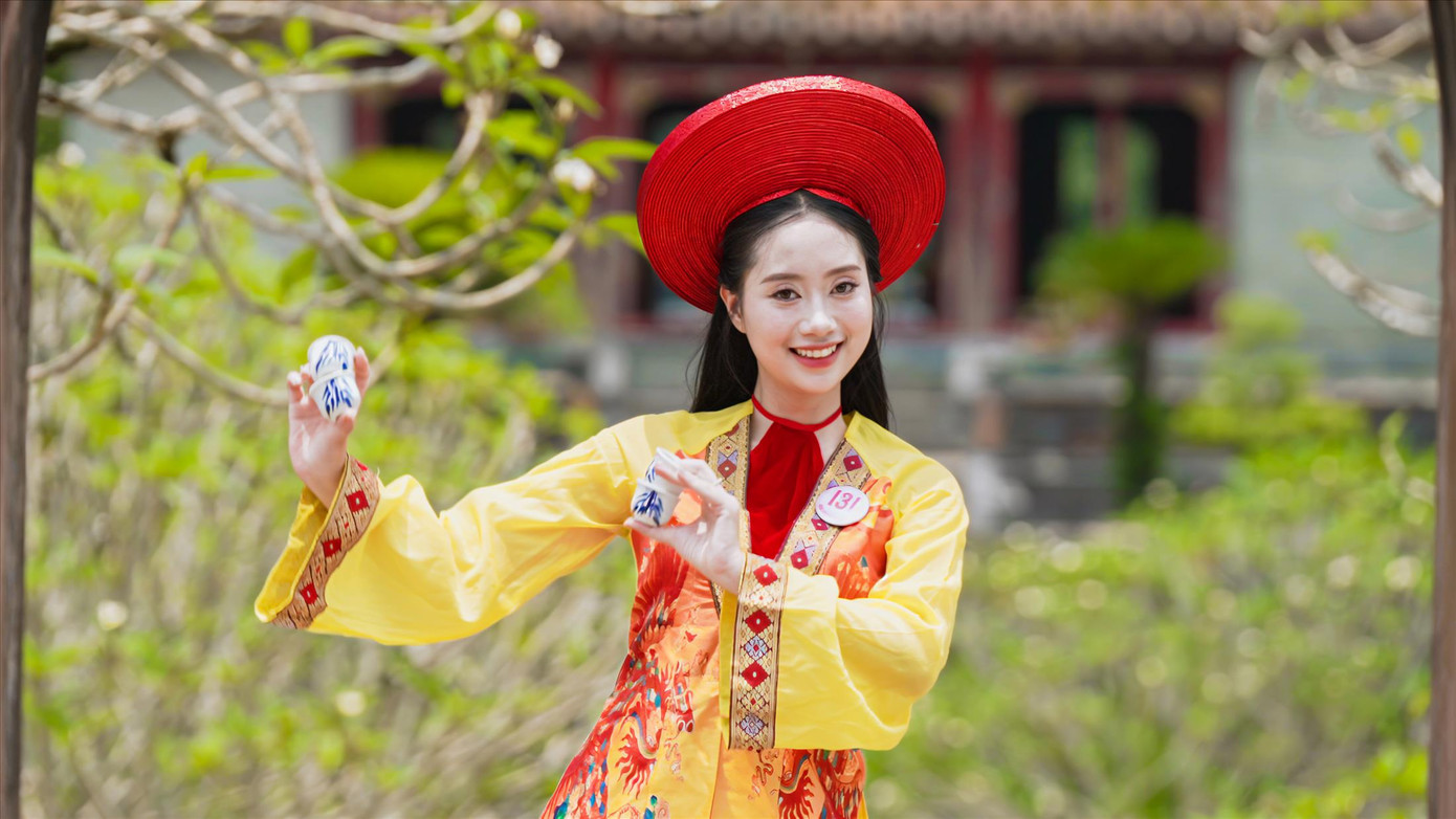 Thí sinh Nguyễn Thị Mai Phương háo hức với màn học múa chén. Thí sinh Nguyễn Thị Mai Phương háo hức với màn học múa chén.