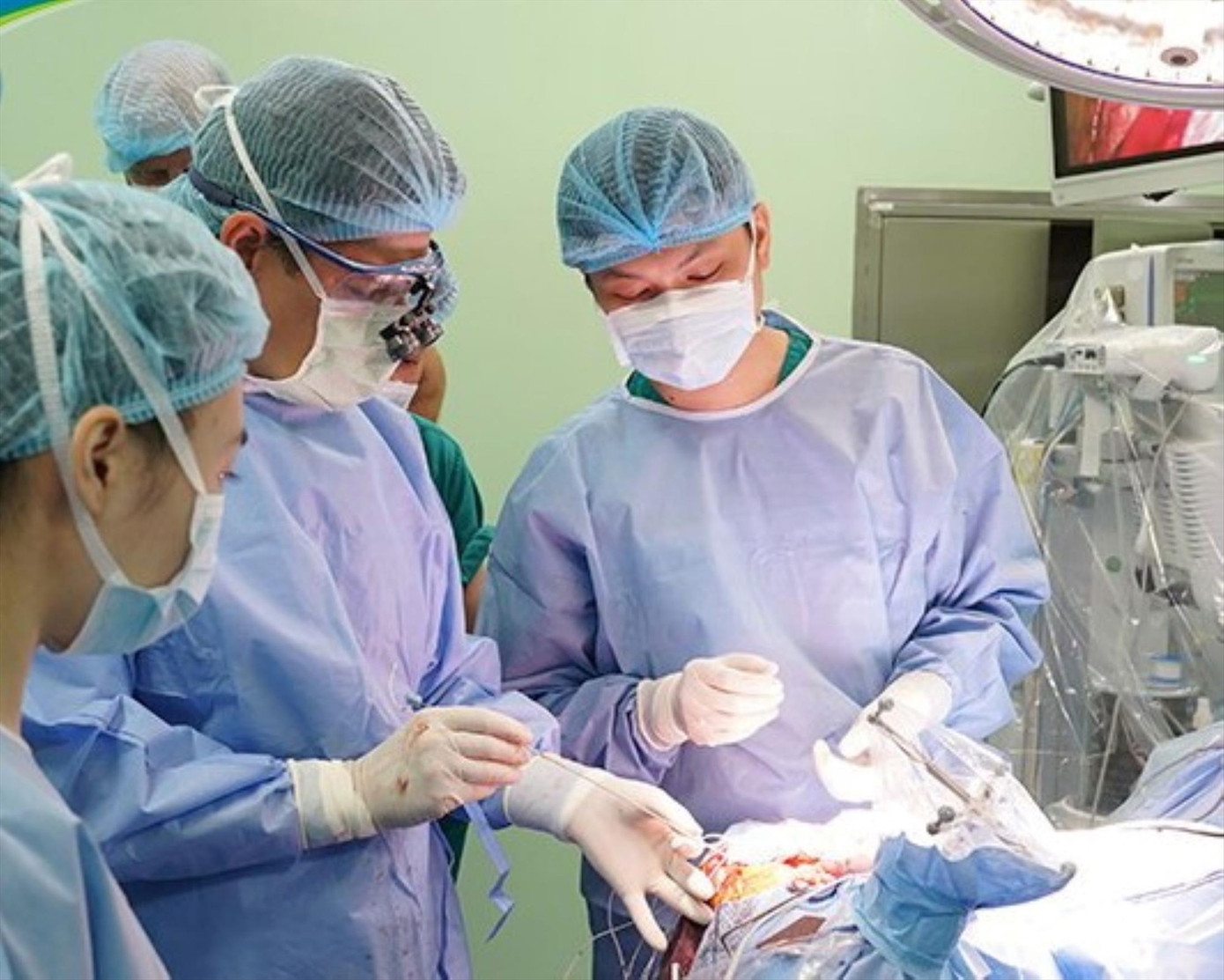 Các chuyên gia phẫu thuật đặt điện cực bề mặt vỏ não