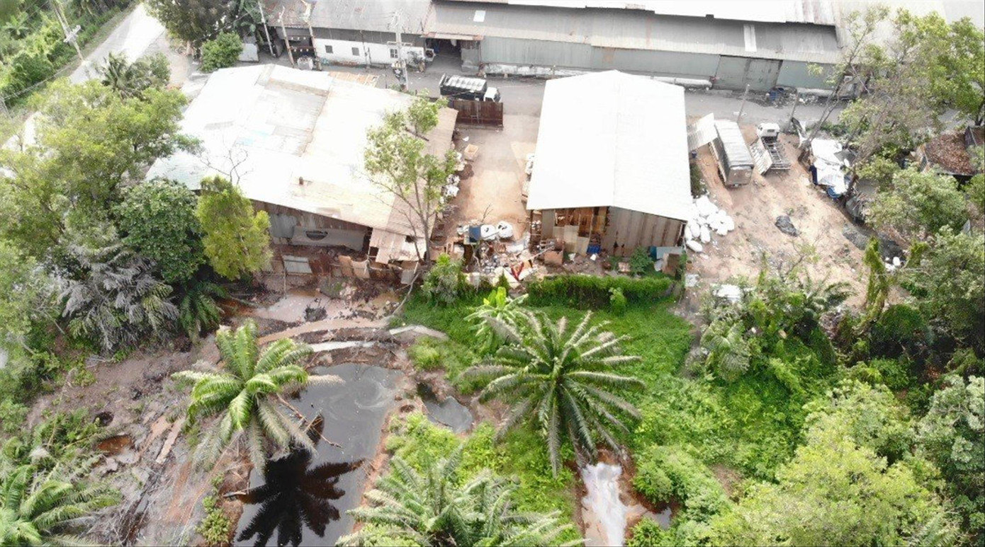 Cơ sở khác ở tại đầu cầu Kênh A (đoạn giao giữa đường Trần Đại Nghĩa - Lê Đình Chi) luôn có bảo vệ túc trực.