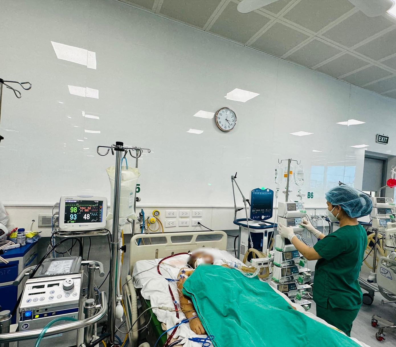 Bệnh nhân mắc cúm B nặng tại Bệnh viện Bệnh Nhiệt đới Trung ương