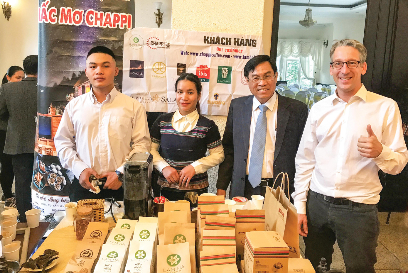 Marc (ngoài cùng bên phải) tiếp thị cà phê Chappi Marc (ngoài cùng bên phải) tiếp thị cà phê Chappi