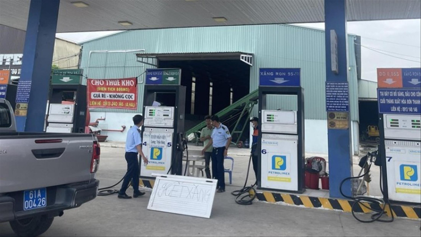 Nguồn cung xăng dầu bị đứt gãy có phần lỗi từ chính doanh nghiệp không tuân thủ quy định về hạn mức nhập khẩu. Ảnh: Như Ý Nguồn cung xăng dầu bị đứt gãy có phần lỗi từ chính doanh nghiệp không tuân thủ quy định về hạn mức nhập khẩu. Ảnh: Như Ý