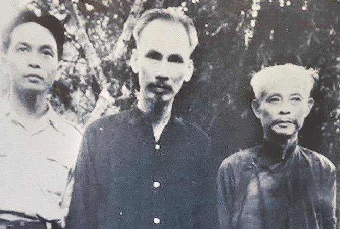 Cụ Bùi tại lễ phong hàm Đại tướng Võ Nguyên Giáp Cụ Bùi tại lễ phong hàm Đại tướng Võ Nguyên Giáp