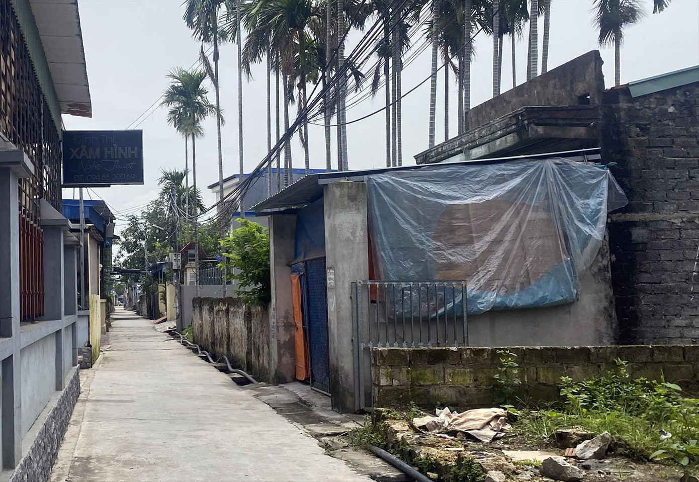 Con ngõ dẫn vào nhà người bố xích chân con trai bằng xích sắt ở Hải Phòng - Ảnh: Nguyễn Hoàn