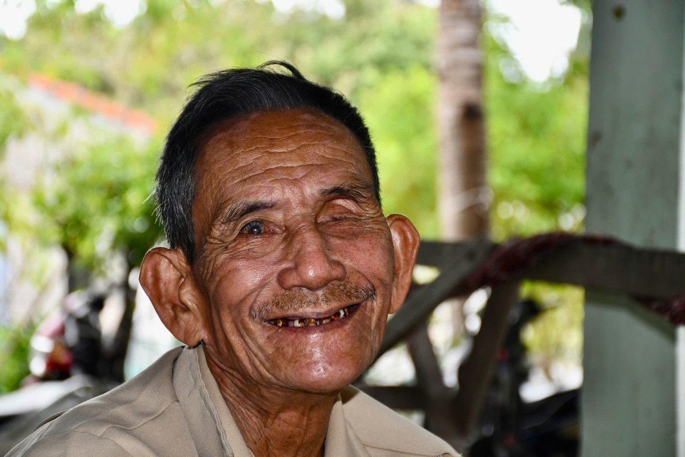 Ông Nguyễn Bảy có làn da nâu đen, cặp chân mày rậm đặc trưng của người Đàng Hạ. Ông Nguyễn Bảy có làn da nâu đen, cặp chân mày rậm đặc trưng của người Đàng Hạ.