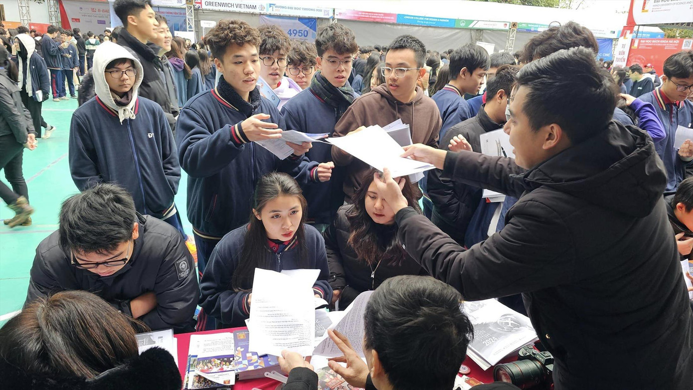 Học phí luôn là nỗi lo của thí sinh khi tìm hiểu thông tin tuyển sinh ĐH Ảnh: NGHIÊM HUÊ