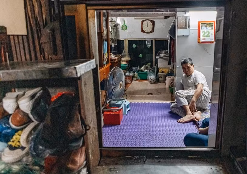 Ông Lâm Tiến Tài trong căn nhà ẩm thấp, không thấy ánh sáng mặt trời tại biệt thự số 3 Điện Biên Phủ