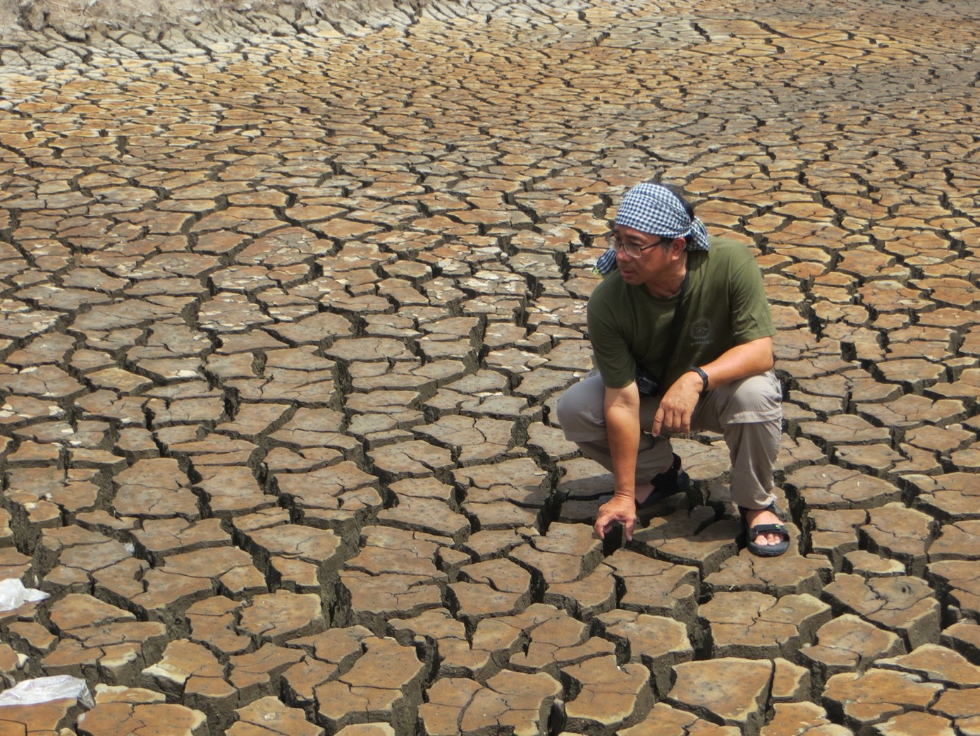 PGS.TS Lê Anh Tuấn trong một chuyến khảo sát miền Tây