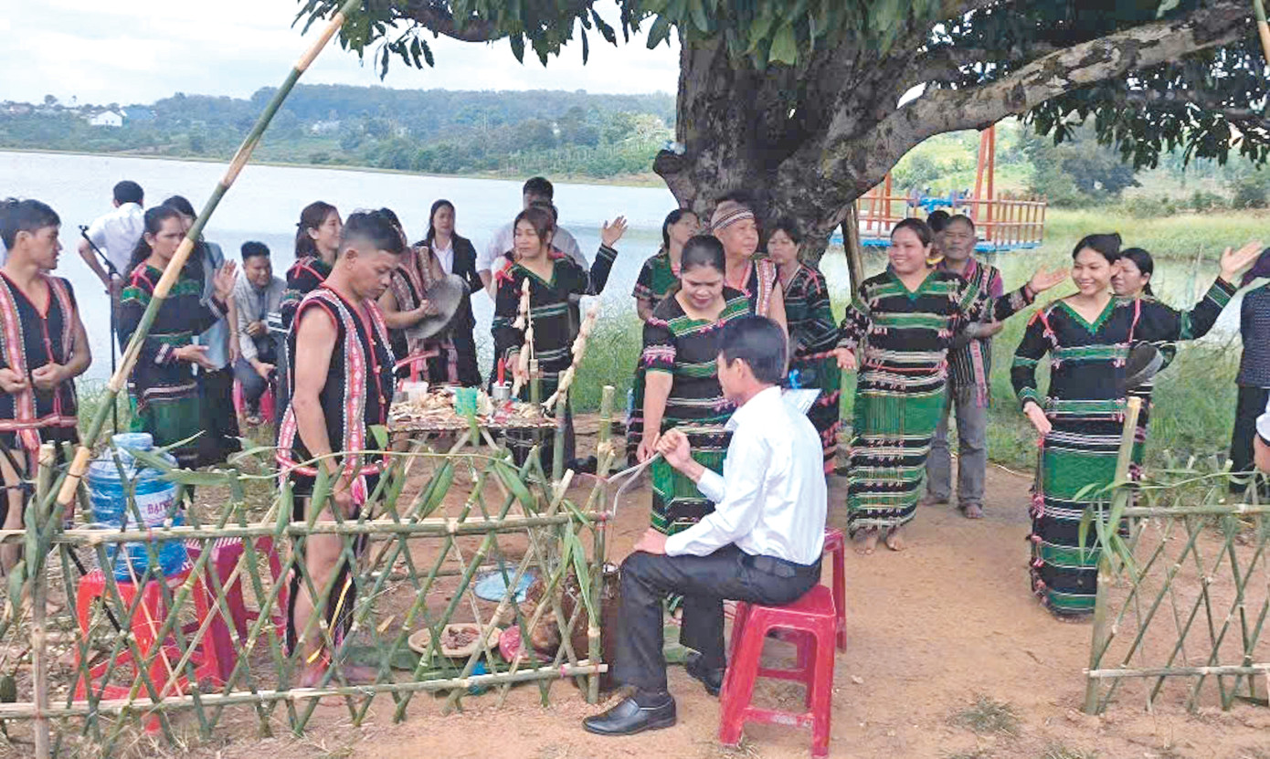 Đồng bào các dân tộc ở xã còn giữ nhiều nghi lễ truyền thống Đồng bào các dân tộc ở xã còn giữ nhiều nghi lễ truyền thống