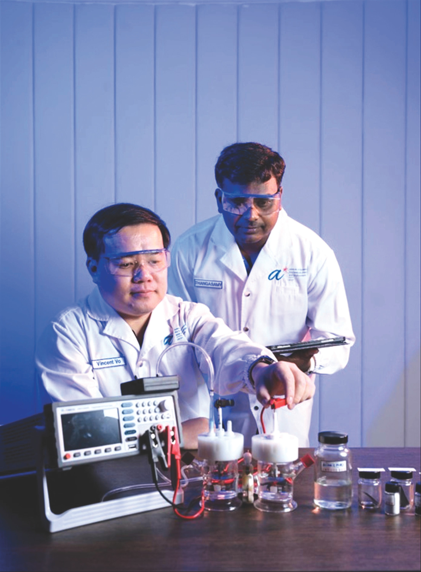 TS. Võ Trường Giang (bên trái) lắp đặt thí nghiệm mô phỏng công nghệ thu hồi khoáng từ nước biển siêu mặn. TS. Võ Trường Giang (bên trái) lắp đặt thí nghiệm mô phỏng công nghệ thu hồi khoáng từ nước biển siêu mặn.