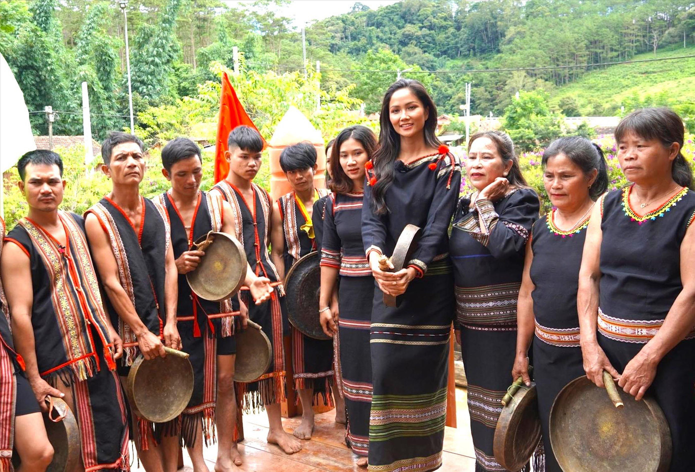 Người dân ở Măng Đen rất vui khi được đón tiếp hoa hậu H’Hen Niê Người dân ở Măng Đen rất vui khi được đón tiếp hoa hậu H’Hen Niê