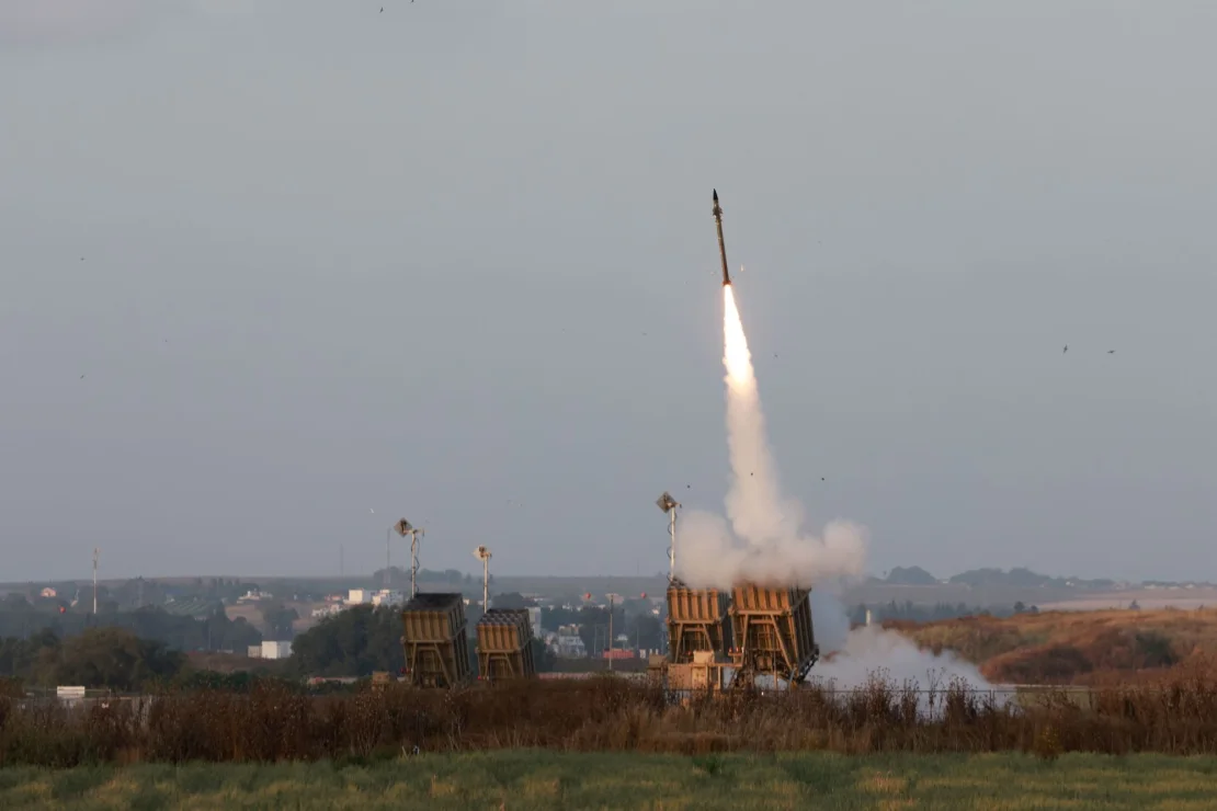 Lực lượng Israel bắn rocket từ hệ thống phòng thủ Vòm sắt. Ảnh: Getty
