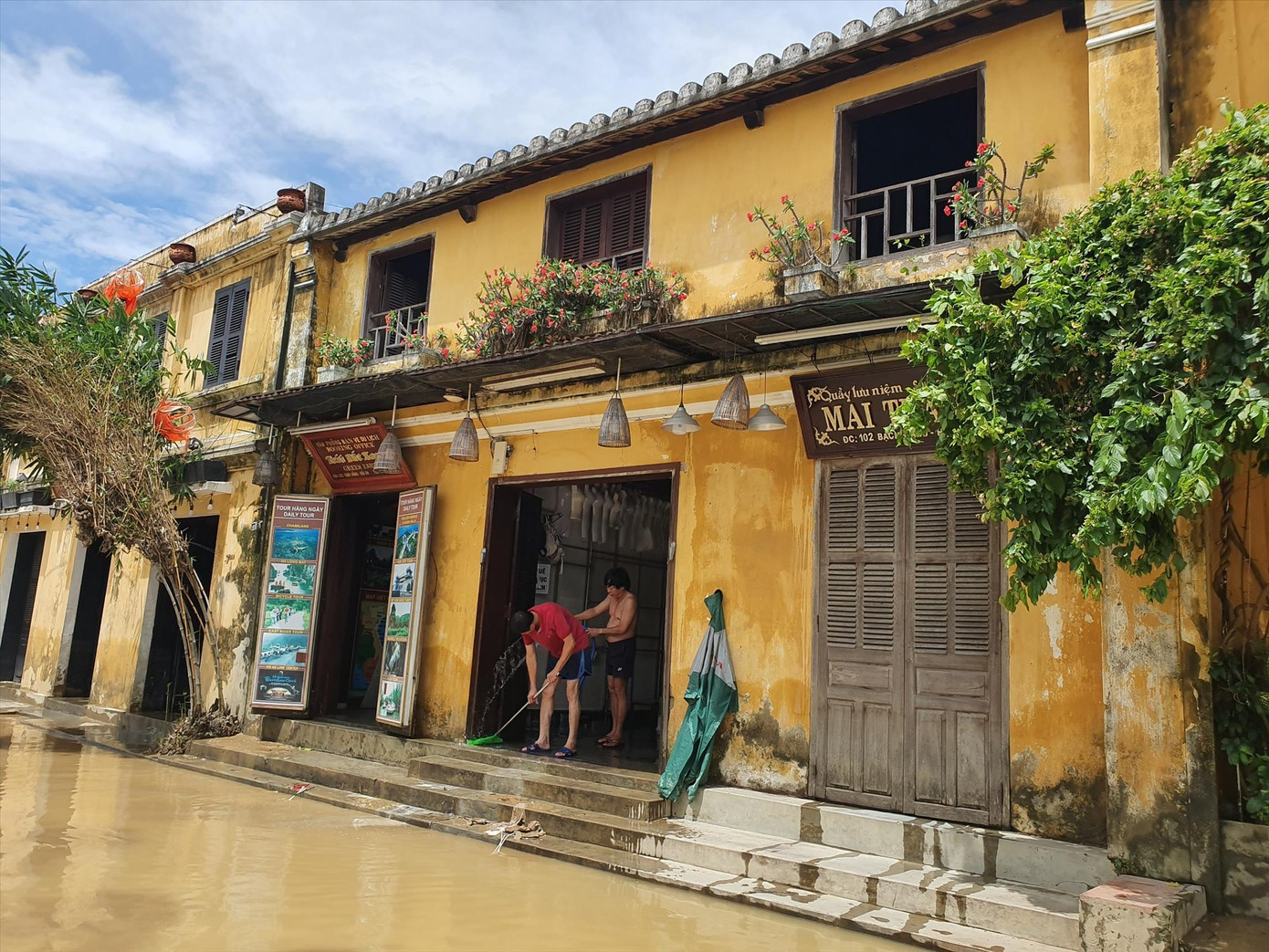 Những ngôi nhà cổ kiên cường qua bão lũ và du khách chung tay bảo vệ Hội An