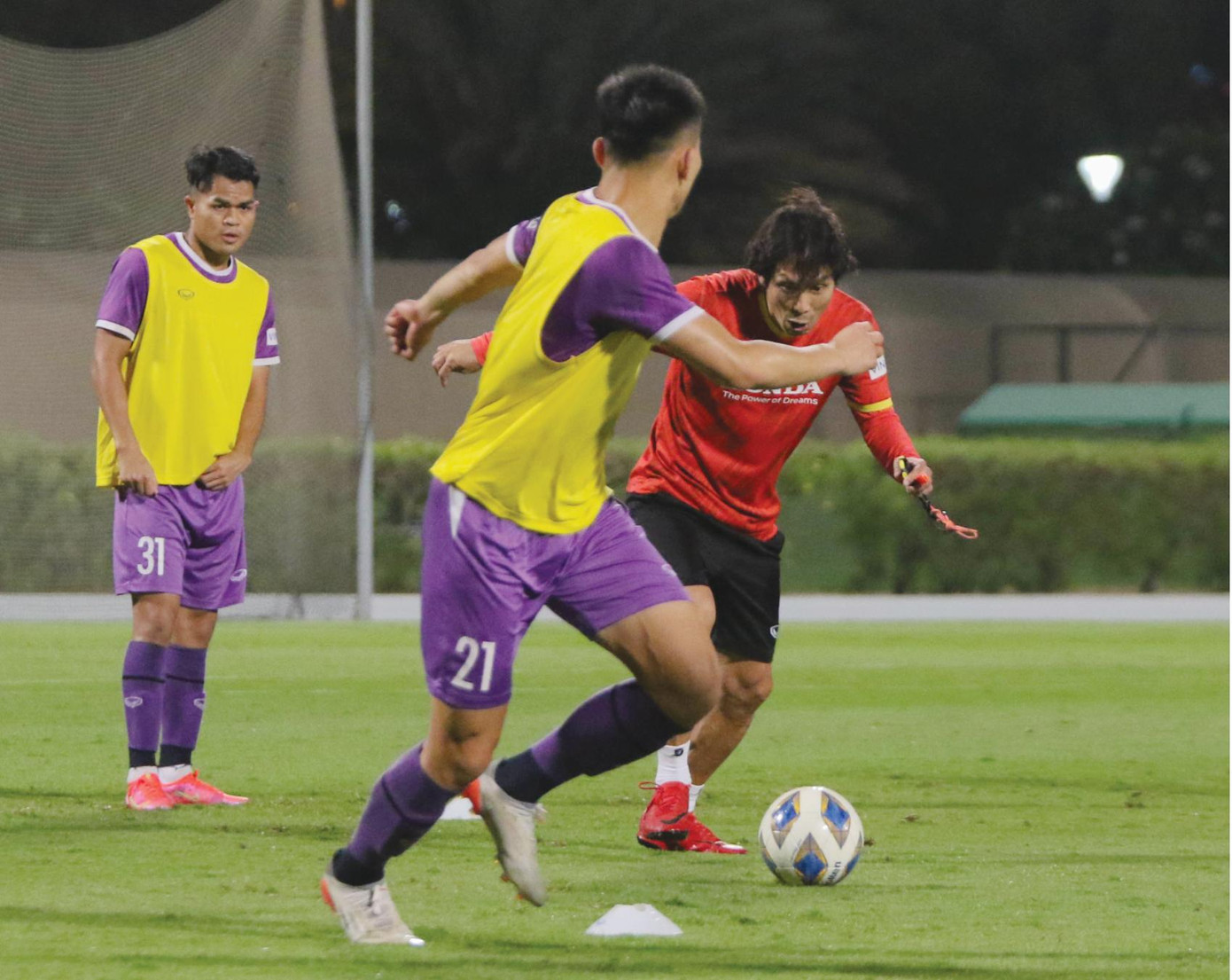 HLV Gong Oh-kyun (áo đỏ) sẽ đem sự tươi mới cho U23 Việt Nam. Ảnh: Anh Đoàn