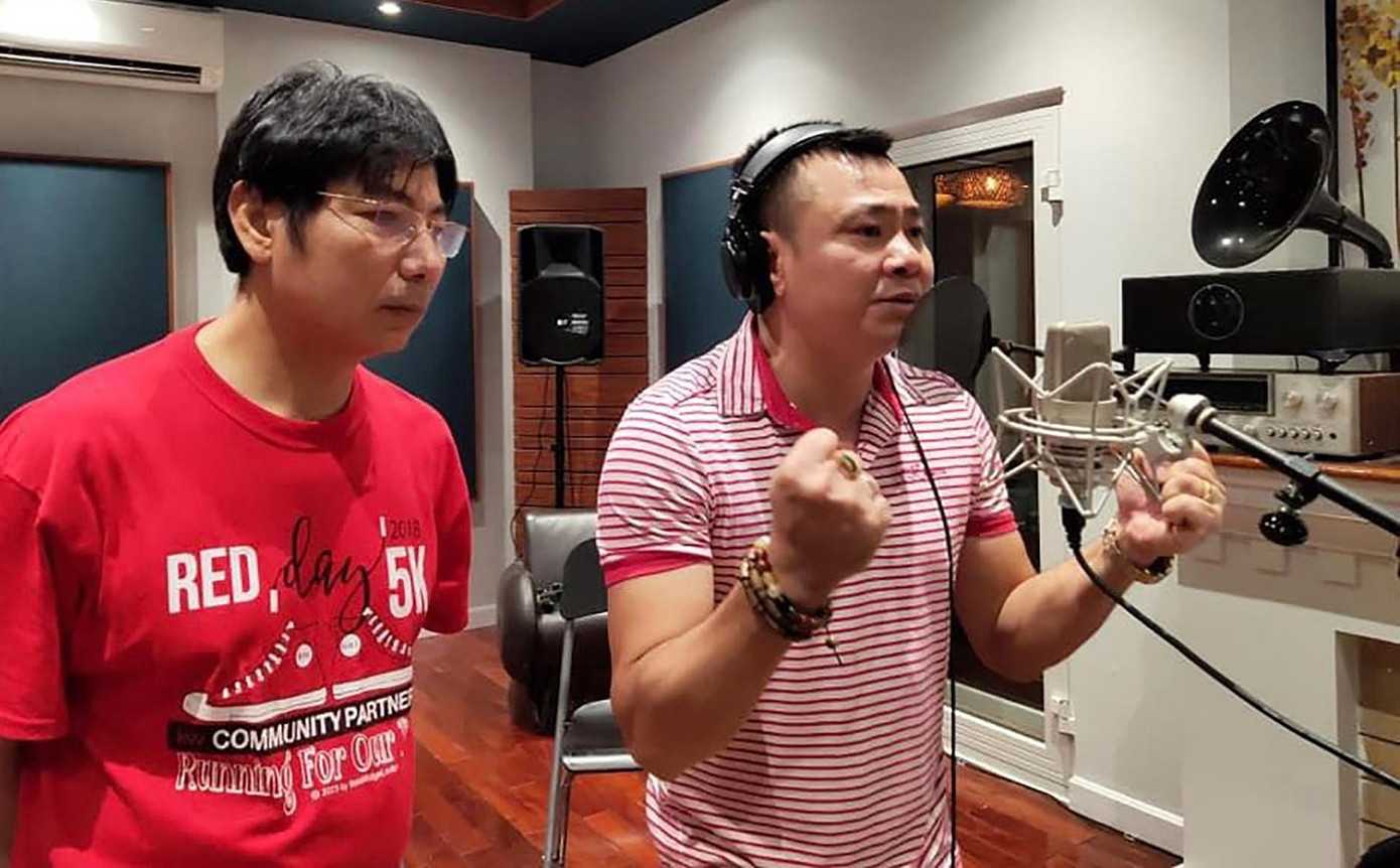 Soạn giả Lê Thế Song (bên trái) cũng NSND Tự Long đang thu âm một ca khúc ủng hộ tinh thần chống dịch COVID-19 Soạn giả Lê Thế Song (bên trái) cũng NSND Tự Long đang thu âm một ca khúc ủng hộ tinh thần chống dịch COVID-19
