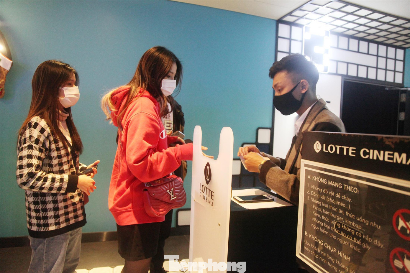 Nhiều bạn trẻ ở thành phố Hà Nội hào hứng đến rạp chiếu phim tại thành phố Bắc Ninh Ảnh: NGUYỄN THẮNG