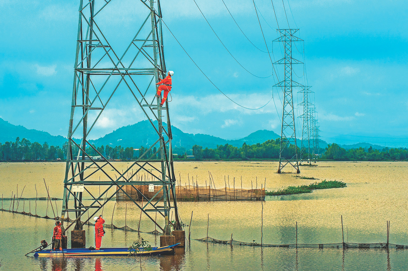 Công nhân truyền tải điện kiểm tra các cột, tuyến đường dây 220kV Châu Đốc - Tà Keo