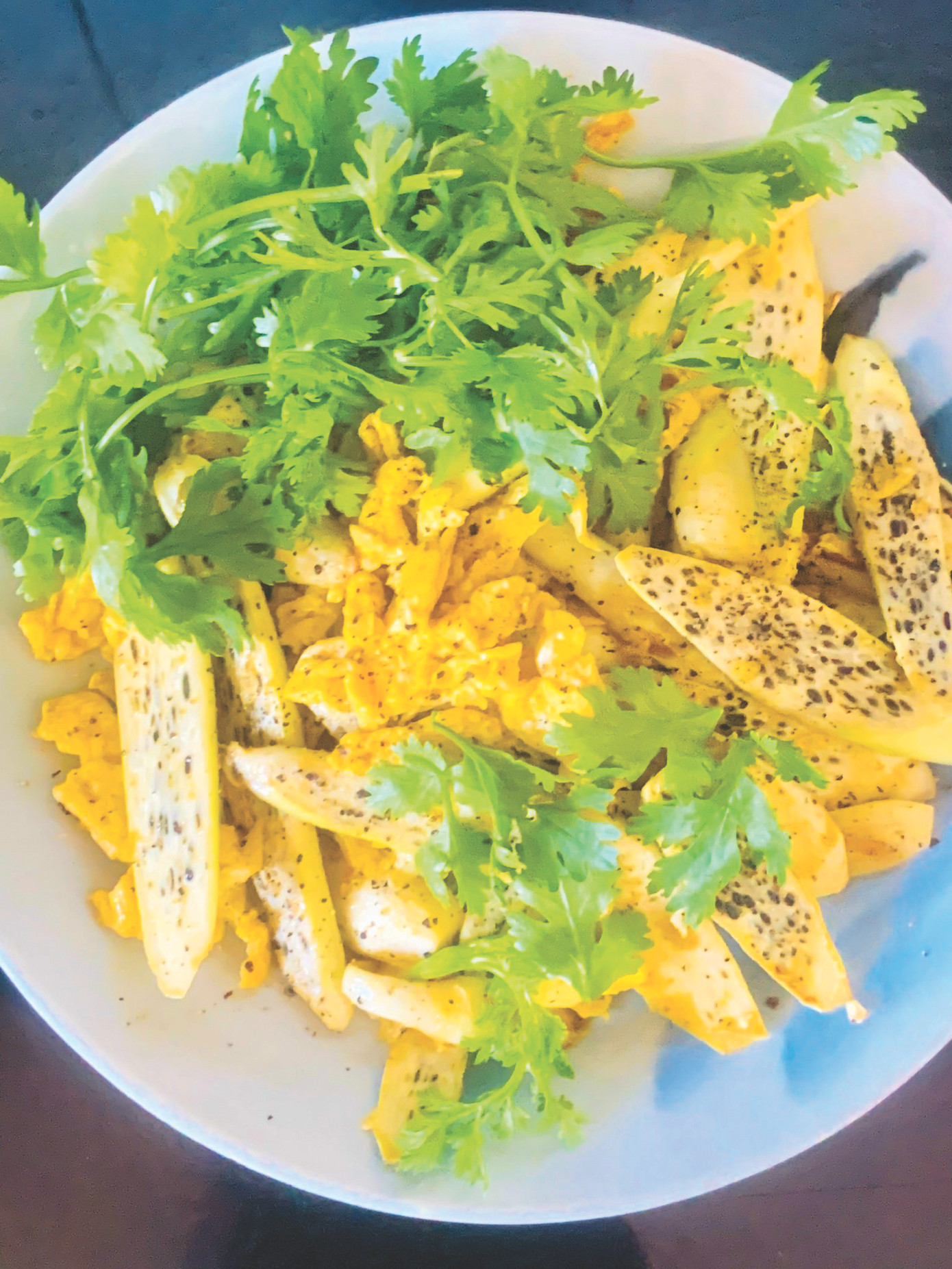 Củ niễng xào trứng lộ rõ nhiều đốm nang tạo hương thơm đậm đà hơn