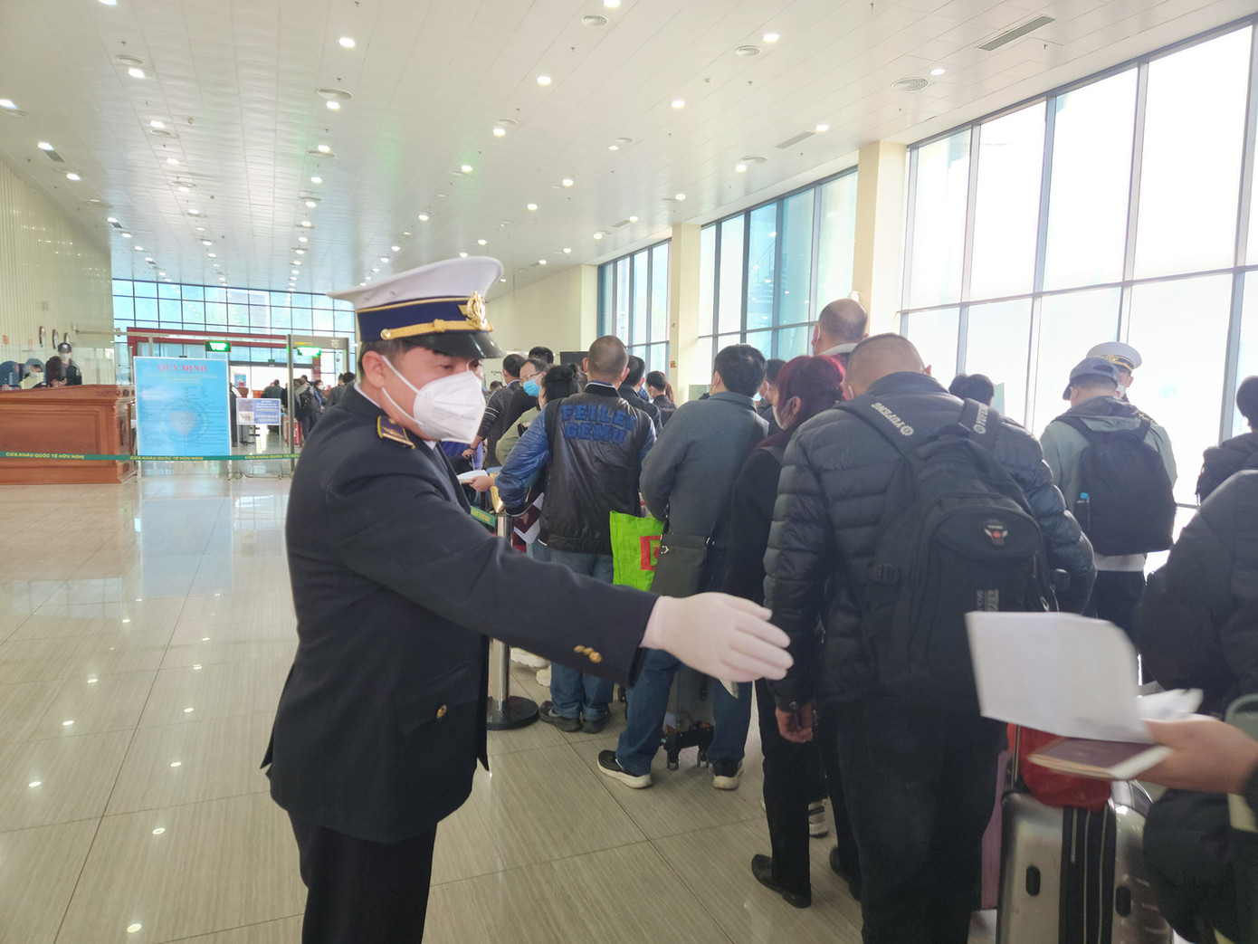 Hàng ngàn người làm thủ tục xuất cảnh tại cửa khẩu Hữu Nghị. Ảnh: Duy Chiến Hàng ngàn người làm thủ tục xuất cảnh tại cửa khẩu Hữu Nghị. Ảnh: Duy Chiến