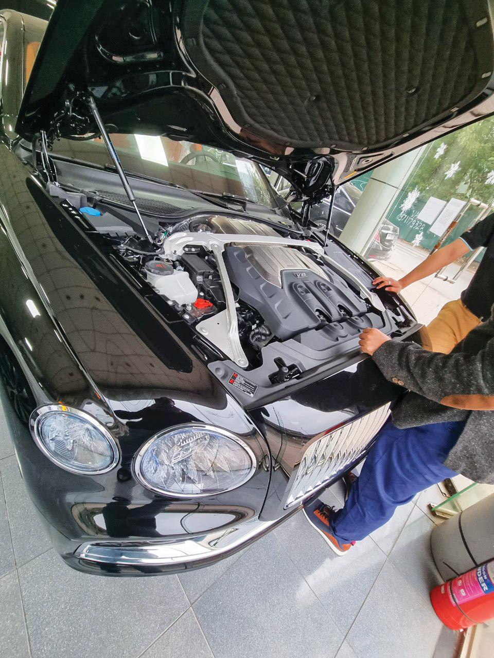 Để chứng minh siêu xe nhập khẩu theo diện quà biếu tặng, nhóm phóng viên phải soi kỹ số khung được lấp dưới taplo xe hay ở khoang máy dưới nắp capo