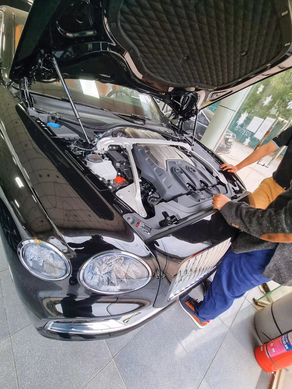 Để chứng minh siêu xe nhập khẩu theo diện quà biếu tặng, nhóm phóng viên phải soi kỹ số khung được lấp dưới taplo xe hay ở khoang máy dưới nắp capo