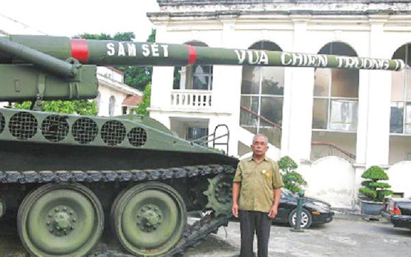 Phạm Văn Đính bên khẩu pháo Vua Chiến Trường, vũ khí át chủ bài của Trung đoàn 56