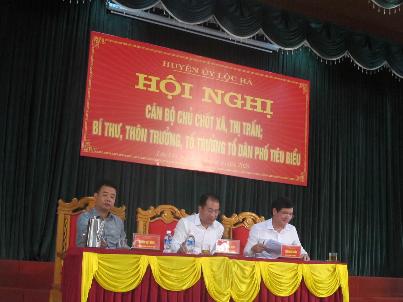 Hội nghị của đội ngũ Bí thư, Trưởng thôn và cán bộ cơ sở với lãnh đạo huyện Lộc Hà Hội nghị của đội ngũ Bí thư, Trưởng thôn và cán bộ cơ sở với lãnh đạo huyện Lộc Hà