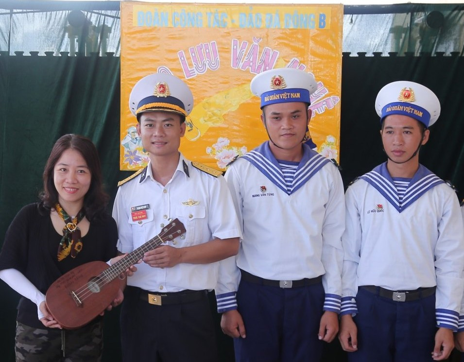 Chiếc đàn Ukulele chị Hồ Thị Việt Hà tặng chiến sỹ đảo Đá Đông B