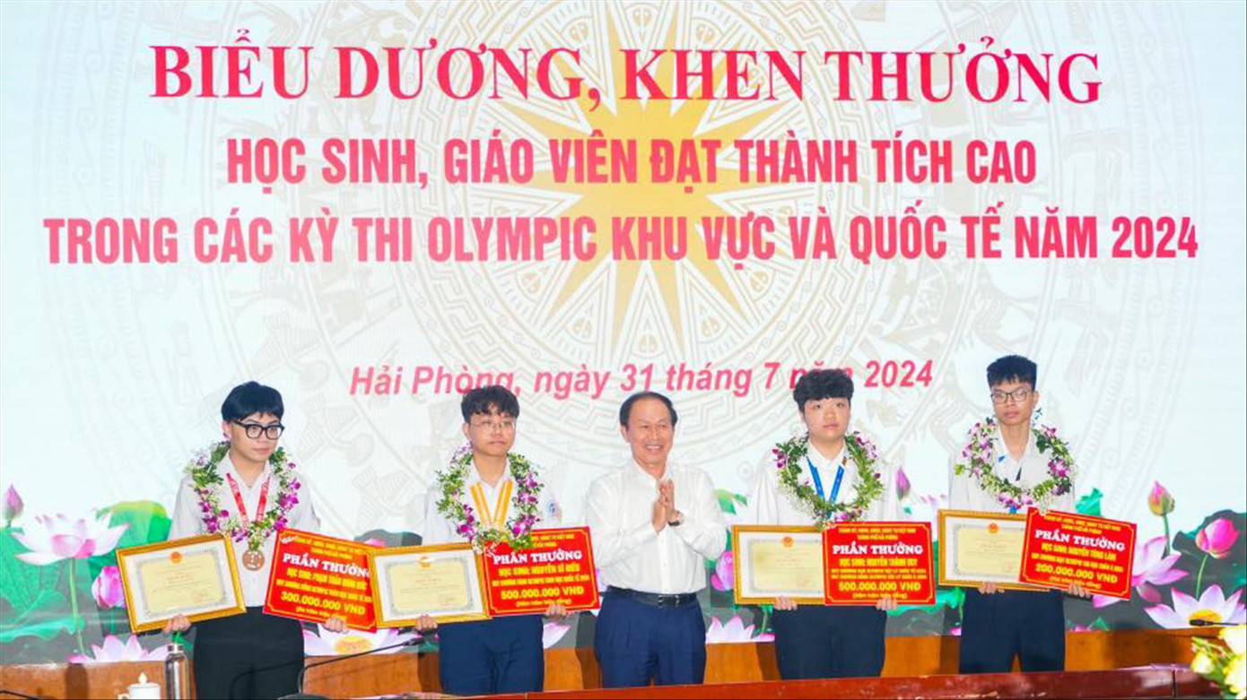 Thành phố Hải Phòng khen thưởng học sinh giành huy chương Kỳ thi Olympic quốc tế năm 2024Ảnh: Nguyễn Hoàn