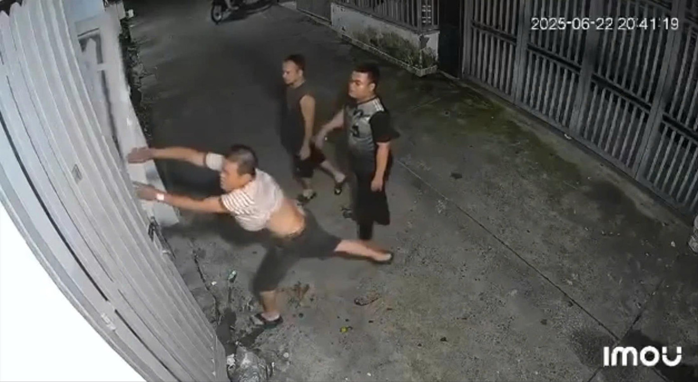 Camera ghi lại cảnh ông Khánh giật cửa sắt nhà hàng xóm Camera ghi lại cảnh ông Khánh giật cửa sắt nhà hàng xóm