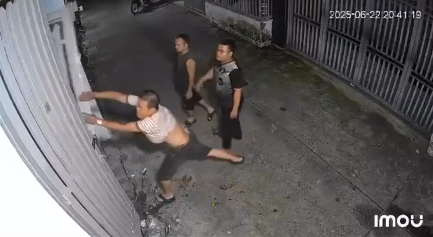 Camera ghi lại cảnh ông Khánh giật cửa sắt nhà hàng xóm