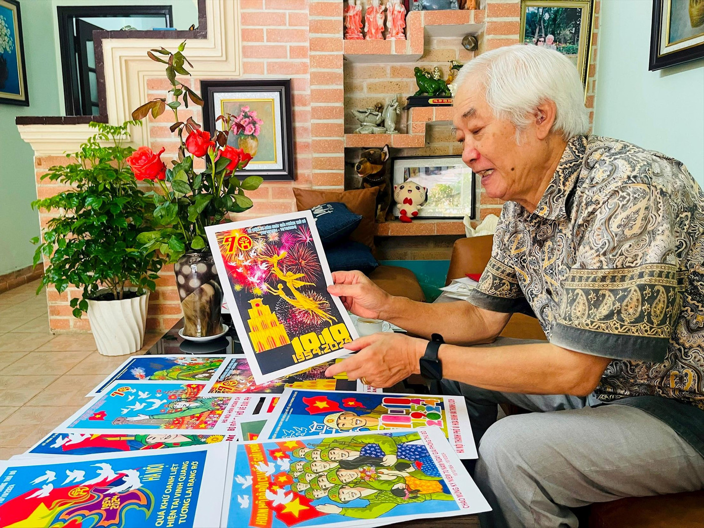 Họa sĩ Nguyễn Du vẽ tranh cổ động chào mừng 70 năm Ngày giải phóng Thủ đô.