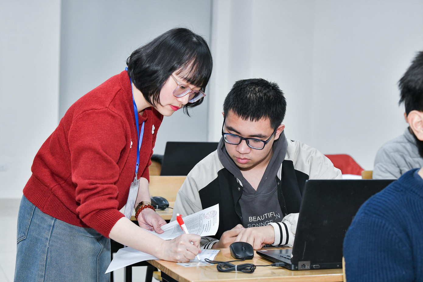 Thí sinh tìm hiểu thông tin tuyển sinh năm 2025 Ảnh: Nghiêm Huê