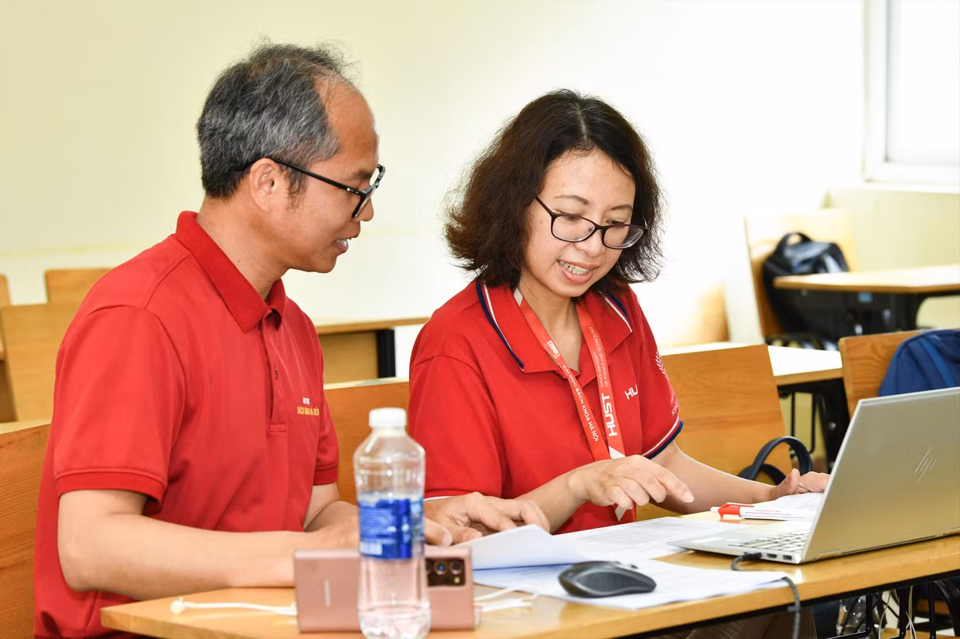 Một hội đồng phỏng vấn trực tuyến thí sinh diện xét tuyển 1.3 hôm 26/5 Ảnh: Diệp An