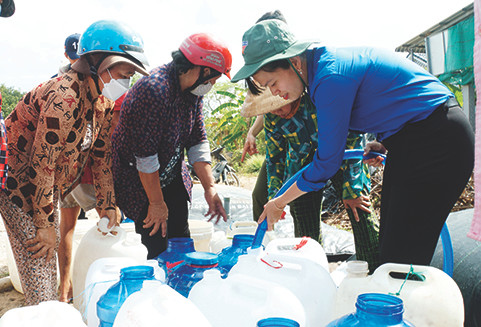 Đoàn viên thanh niên Bến Tre hỗ trợ nước ngọt giúp dân mùa hạn mặn Ảnh: Hòa Hội
