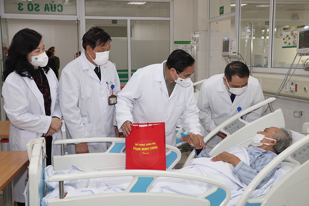 Thủ tướng Chính phủ Phạm Minh Chính, Bộ trưởng Y tế Đào Hồng Lan thăm bệnh nhân điều trị tại bệnh viện Việt Đức Ảnh: Trần Minh Thủ tướng Chính phủ Phạm Minh Chính, Bộ trưởng Y tế Đào Hồng Lan thăm bệnh nhân điều trị tại bệnh viện Việt Đức Ảnh: Trần Minh