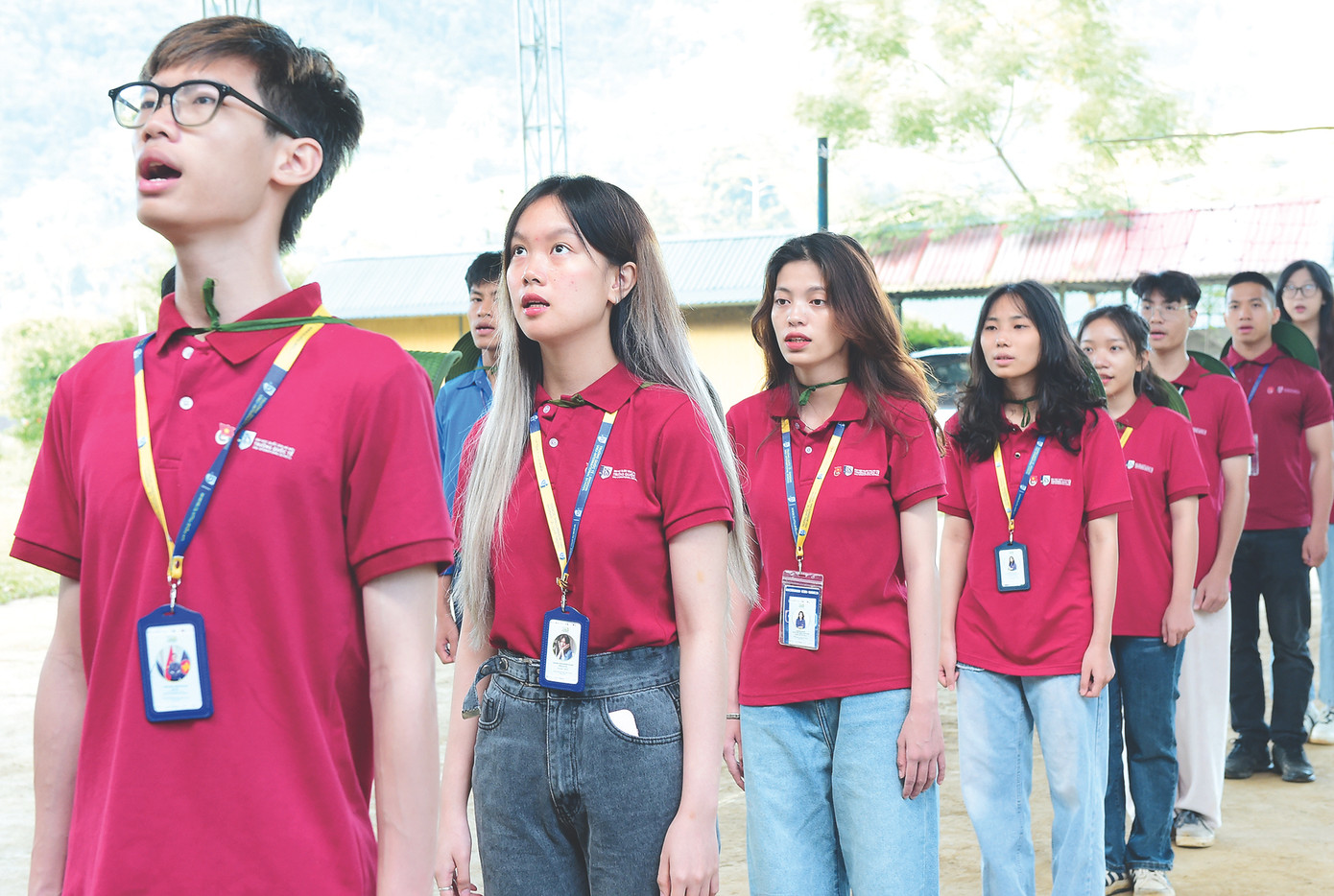 Trần Mai Tuấn Phong (đứng đầu hàng), Hoàng Trần Hương Giang (thứ hai) là hai trong 4 du học sinh tại LB Nga tham gia tình nguyện Mùa hè xanh tại xã Thượng Giáp, cùng đồng đội thực hiện lễ chào cờ. Ảnh: Xuân Tùng Trần Mai Tuấn Phong (đứng đầu hàng), Hoàng Trần Hương Giang (thứ hai) là hai trong 4 du học sinh tại LB Nga tham gia tình nguyện Mùa hè xanh tại xã Thượng Giáp, cùng đồng đội thực hiện lễ chào cờ. Ảnh: Xuân Tùng